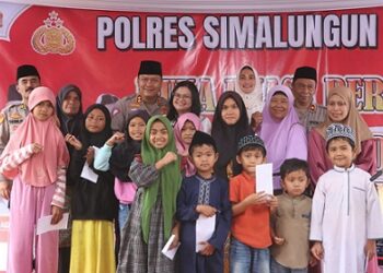 Kapolres Simalungun AKBP Choky Sentosa Meliala, S.I.K., S.H., M.H bersama Ketua Bhayangkari Cabang Simalungun Ny. Rina Choky Sentosa Meliala juga memberikan santunan kepada anak yatim
