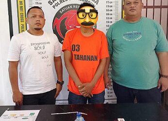 Tersangka Surano dan barang bukti diserahkan di Sat Resnarkoba Polres Simalungun