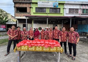 Pimpinan PT Malindo Bahari Hj Zunaida bersama pimpinan Operasional lapangan, Abdul Hakim Sitorus dan karyawannya berbagi takjil kepada masyarakat