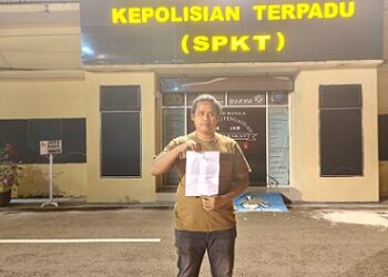 Riki menunjukkan bukti Surat Tanda Penerimaan Laporan Pengaduannya di Polres Tanjung Balai. 