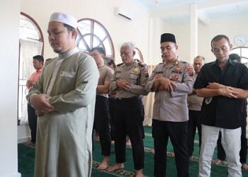 Personil Polres Tanjung Balai  beragama Islam menggelar sholat Ghaib