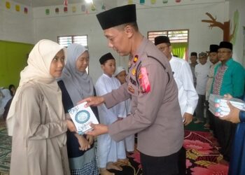Kapolsek Tanah Jawa, KOMPOL Asmon Bufitra, SH. MH, menghadiri kegiatan Pesantren Qur'an di Madrasah Birrul Walidain