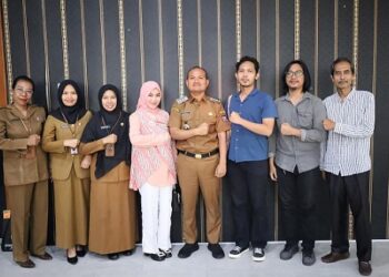 Wali Kota Tanjung Balai, Mahyaruddin Salim didampingi Ketua TP-PKK Mashandayani Mahyaruddin saat menerima audiensi dari Sanggar Seni dan Budaya Rumah Imajinasi Indonesia Kota Tanjung Balai di ruang kerja Wali Kota