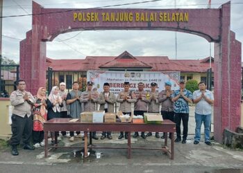 Polsek Tanjung Balai Selatan Berbagi Takjil Gratis di kepada Masyarakat