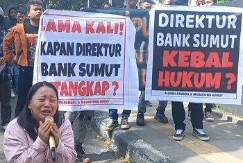 Putri Tianas Situmorang Mely Gabe menangis dihalaman Polda Sumut yang berharap keadilan atas apa yang dialami ibunya. (Foto Romulo)