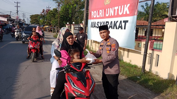 Akp Rinaldi Polsek Teluk Nibung Berbagi Takjil kepada Masyarakat Jelang Berbuka ...