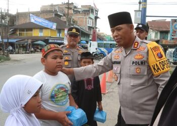 Kapolres Simalungun AKBP Marganda Aritonang, S.H., S.I.K., M.M menggelar kegiatan sosial pembagian takjil gratis kepada masyarakat muslim yang sedang melintasi Pos Pengamanan 6 Saribudolok