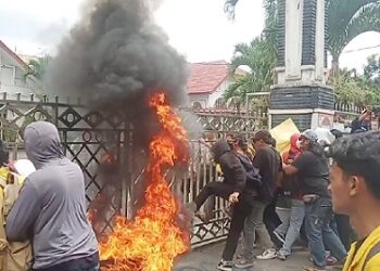 Massa BEM USI aksi bakar ban dan membuka paksa pintu gerbang Kantor DPRD Pematangsiantar