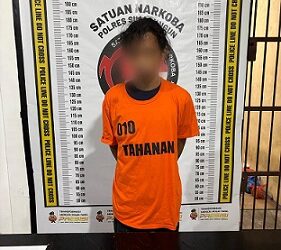 Tersangka Roy Saputra beserat barang bukti
