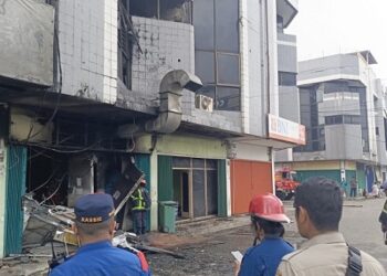Rumah toko di kawasan Kompleks Plaza Millenium,musnah dilalap si jago merah. (Foto Ist)