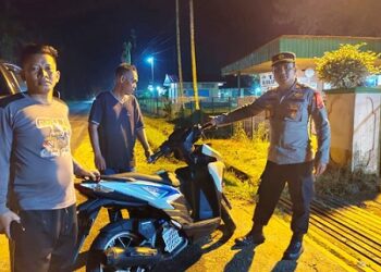 Kapolsek Serbalawan Iptu Gunawan Sembiring, S.H bersama personil berhasil menemukan sepedamotor warga yang terseret banjir