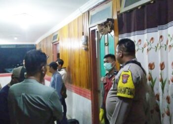 Personil Polres Nias olah TKP atas temuan wanita muda tewas gantung diri di kamar kosnya. (Foto Ist)