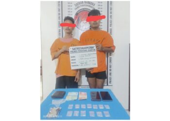 Kedua tersangka, ZPP dan AR beserta barang bukti