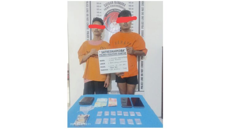 Kedua tersangka, ZPP dan AR beserta barang bukti