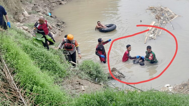 Jasad Bripka Aidil Ria Tambunan saat dievakuasi dipinggir Sungai Padang