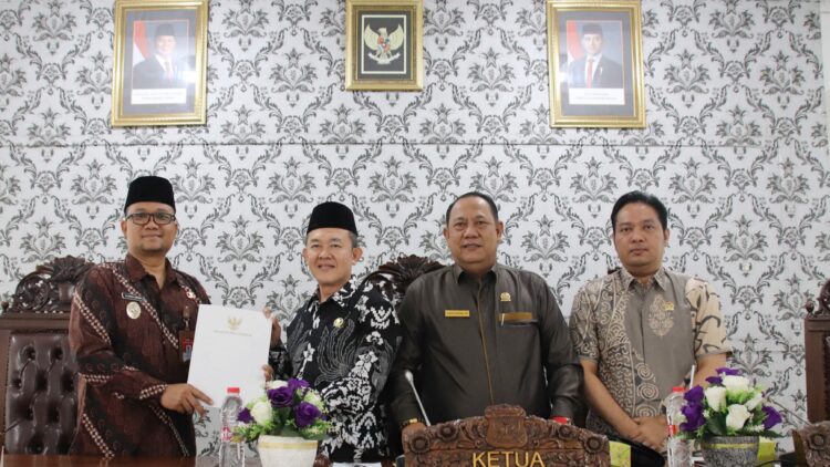 Wakil Walikota Tanjung Balai, Muhammad Fadly Abdina menghadiri rapat paripurna DPRD Kota Tanjung Balai sekaligus memberikan jawaban Pandangan Umum fraksi fraksi DPRD