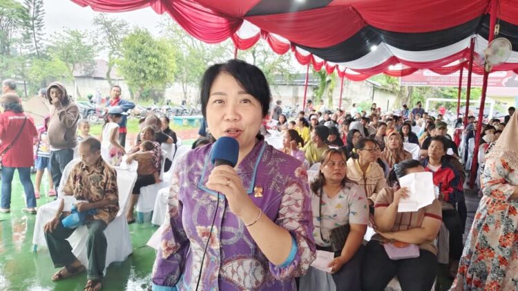 Anggota DPRD Kota Medan, Dr. Dra. Lily, MBA, MH saat sosialisasi Perda Nomor 9 tahun 2017 tentang Pedoman Pembentukan Lingkungan, Pengangkatan dan Pemberhentian Kepling. (Foto Ist)