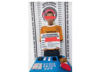 Tersangka VD alias Vivta beserta barang bukti