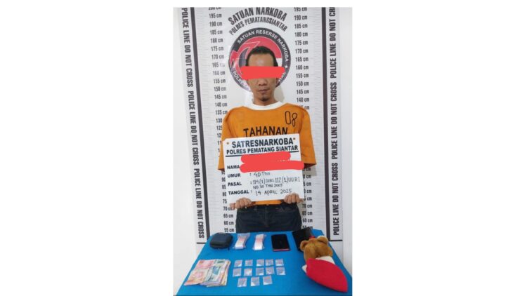 Tersangka VD alias Vivta beserta barang bukti