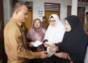 Wali Kota Tanjung Balai Mahyaruddin Salim bersama Wakil Wali Kota Muhammad Fadly Abdina menyerahkan secara simbolis bantuan sosial
