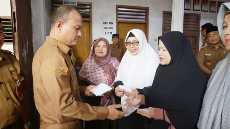 Wali Kota Tanjung Balai Mahyaruddin Salim bersama Wakil Wali Kota Muhammad Fadly Abdina menyerahkan secara simbolis bantuan sosial