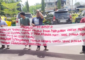 Massa Koalisi Tim Hanif (KTH) aksi unjuk rasa Desak Tutup Gudang Gurita