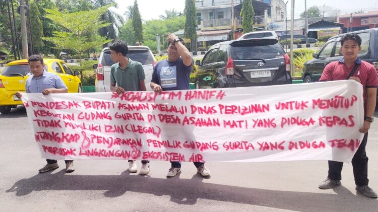 Massa Koalisi Tim Hanif (KTH) aksi unjuk rasa Desak Tutup Gudang Gurita