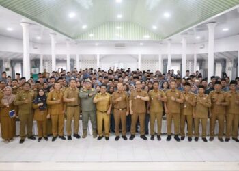 Walikota Tanjung Balai, Mahyaruddin Salim foto bersama Camat, Lurah dan Kepling