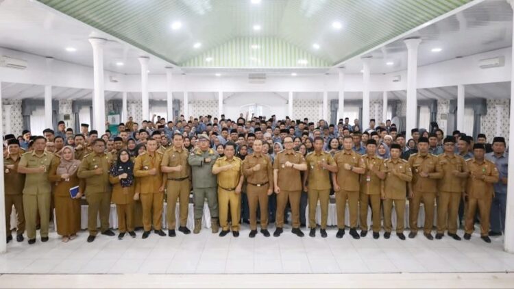Walikota Tanjung Balai, Mahyaruddin Salim foto bersama Camat, Lurah dan Kepling