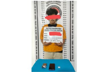 Tersangka ASS alias Arif beserta barang bukti