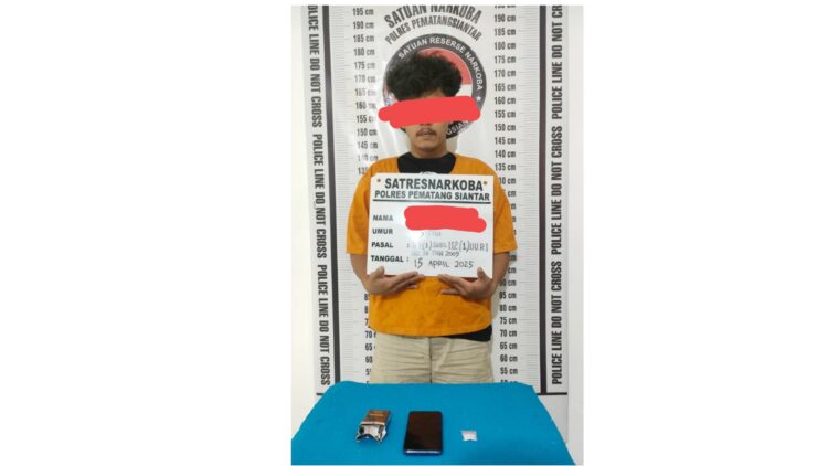 Tersangka ASS alias Arif beserta barang bukti
