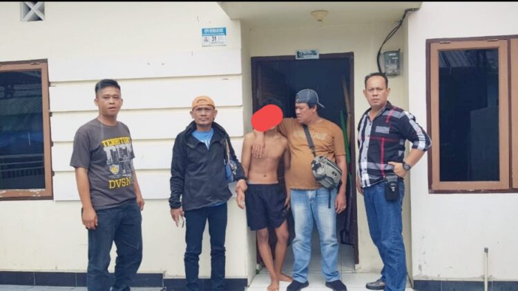 Pelaku PT saat ditangkap Kanit Jatanras IPDA Ricardo Rajagukguk S.Sos bersama Tim dirumah kontrakannya.