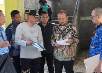 Walikota Tanjung Balai, Mahyaruddin Salim monitoring langsung pelaksanaan kegiatan gotong royong di kawasan
