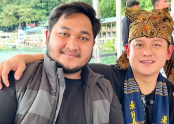 Bobon Santoso bersama penggemarnya Dewata Sakti saat hadir di Pantai Bebas Parapat, Simalungun untuk memasak "Ayam Rica Andaliman " dalam rangka HUT ke-77 Provinsi Sumut. (Foto Ist)