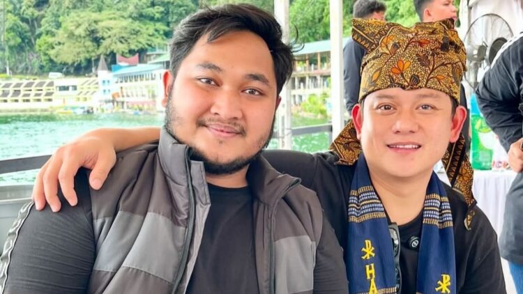 Bobon Santoso bersama penggemarnya Dewata Sakti saat hadir di Pantai Bebas Parapat, Simalungun untuk memasak "Ayam Rica Andaliman " dalam rangka HUT ke-77 Provinsi Sumut. (Foto Ist)