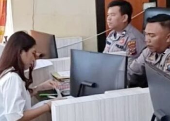 Pramugari Wings Air saat membuat laporan di Polres Nias. (Foto Ist