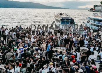 Gubernur Sumut Muhammad Bobby Afif dan Bobon Santoso memasak 200 kg ayam dalam rangka HUT ke -77 Provinsi Sumut dengan thema " Mangan Baggal " di Pantai Bebas Parapat, Simalungun. (Foto Ist)