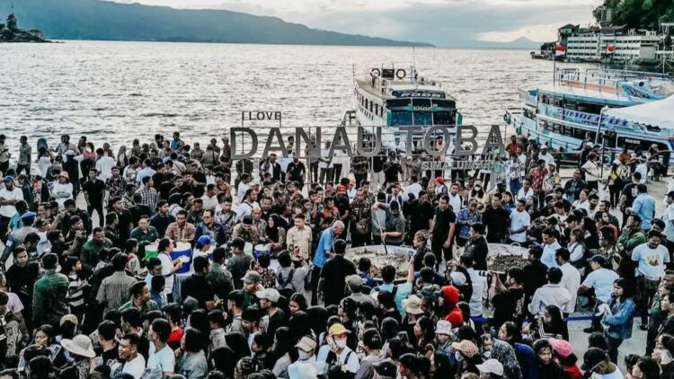 Gubernur Sumut Muhammad Bobby Afif dan Bobon Santoso memasak 200 kg ayam dalam rangka HUT ke -77 Provinsi Sumut dengan thema " Mangan Baggal " di Pantai Bebas Parapat, Simalungun. (Foto Ist)