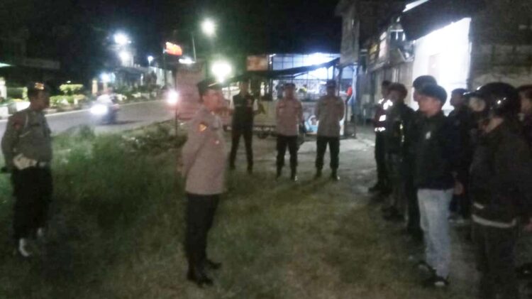 Kabag SDM AKP Mara Lidang Harahap saat berikan APP kepada Tim Dayok Mirah