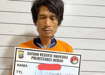 Pelaku pengedar sabu di Jalan Selamat Ketaren yang berhasil diringkus polisi. (Foto Ist)