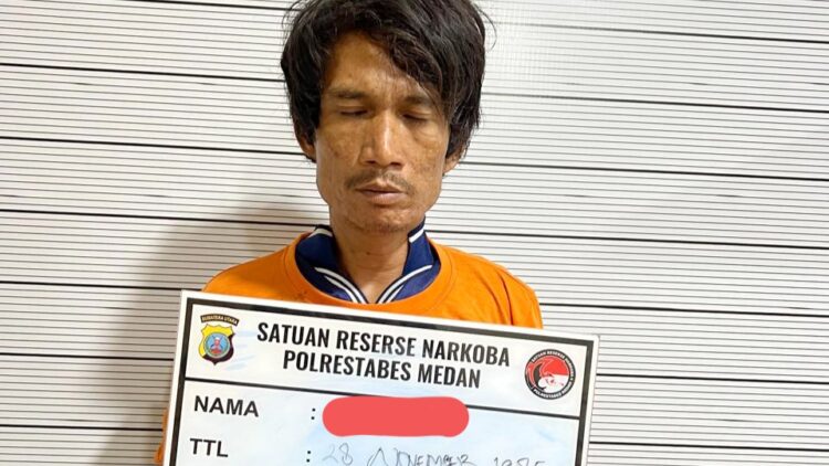 Pelaku pengedar sabu di Jalan Selamat Ketaren yang berhasil diringkus polisi. (Foto Ist)