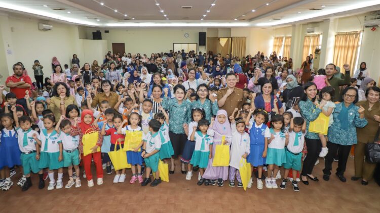 Ketua TP PKK Kota Pematangsiantar Ny Liswati Wesly Silalahi menghadiri Lomba Mewarnai Kreativitas Anak PAUD se-Kota Pematangsiantar