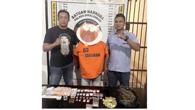 Tersangka BVS alias Pak Anggra pemilik Lapo Tuak beserta barang bukti diapit Kanit Reskrim IPDA Leonard Simangunsong SH dan Tim