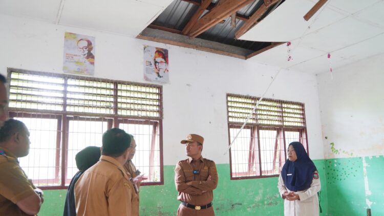 Wali Kota Tanjungbalai, Mahyaruddin Salim temukan ruang kelas siswa yang rusak, asbes rusak di SMPN 2