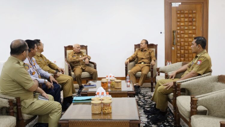 Wali Kota Tanjungbalai, Mahyaruddin Salim didampingi Plh Kadishub Elvandia dan Plh Kadis Kominfo Heri Antoni temui Wagubsu H. Surya.