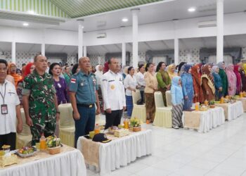 Wali Kota Tanjungbalai Mahyaruddin Salim didampingi Ketua TP-PKK Ny Mashandayani Mahyaruddin dan Wakil Wali Kota Muhammad Fadly Abdina menghadiri resepsi Peringatan Hari Kartini Tahun 2025