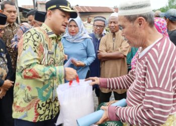 Wali Kota Tanjungbalai, Mahyaruddin Salim memberikan bantuan kepada warga korban kebakaran