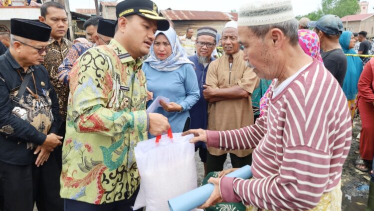 Wali Kota Tanjungbalai, Mahyaruddin Salim memberikan bantuan kepada warga korban kebakaran