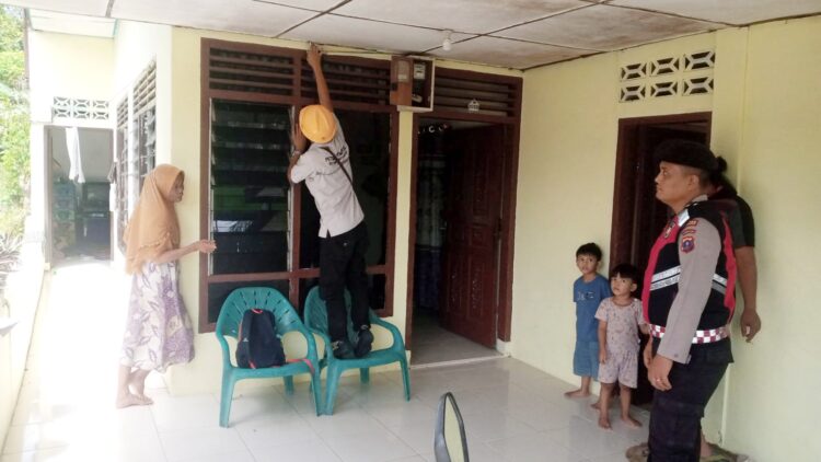 BRIGADIR Raymond Silitonga dampingi Petugas PLN melakukan P2TL di pemukiman warga Jl, Talaramsah