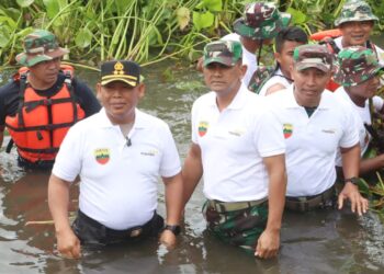 Kapolres Simalungun AKBP Marganda Aritonang, S.H., S.I.K., M.M bersama jajaran Forkopimda menghadiri kegiatan Pembersihan dan Pemeliharaan Danau Toba